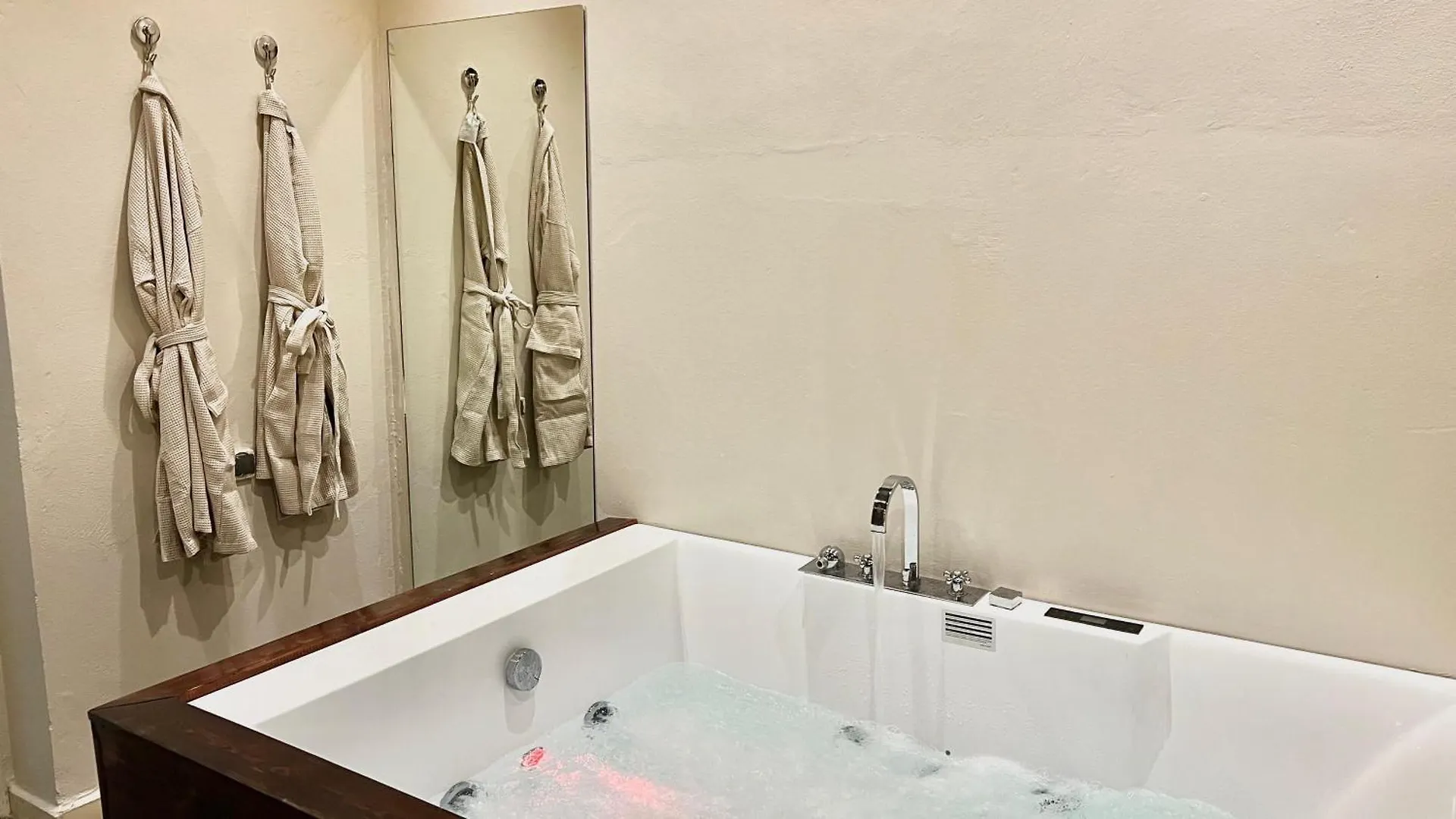 Appartement De Luxe Avec Jacuzzi Prive & Terrasse Au Coeur De Marrakech Marakeş